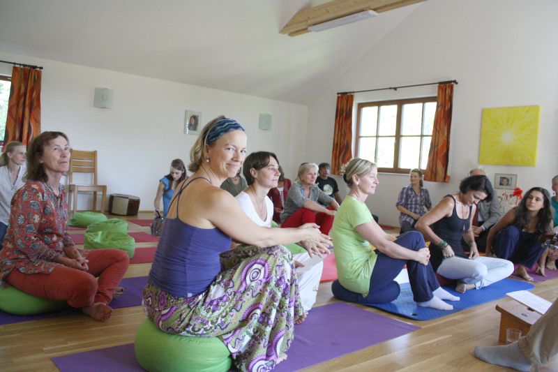 gruppe-im-raum-bearbeitet-800