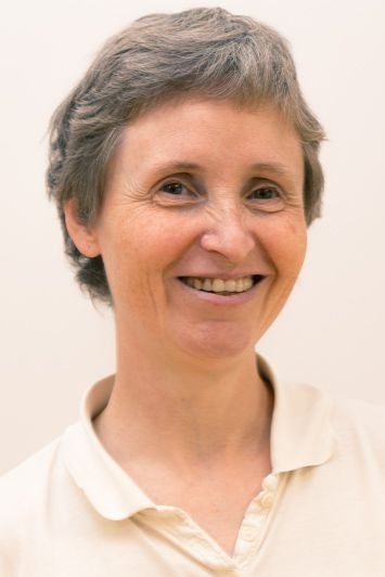 Dechen Silvia Schulz-Pannocha betreibt den Yogaraum Laßnitzhöhe und bietet dort Yogakurse, Yogatherapie und Yoga Wochenenden an.