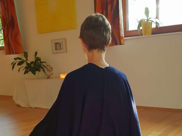 Bei der stillen Meditation gibt es viele hilfreiche Methoden. Diese lassen sich in 3 Kategorien einteilen: konzentrierte Meditation, offenes Gewahrsein und Mitgefühlsmeditation.